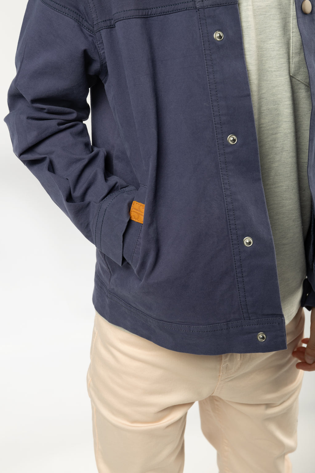 جاكيت "الهوا بدّو خيمة"